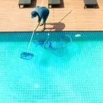 How to Manually Vacuum a Swimming Pool