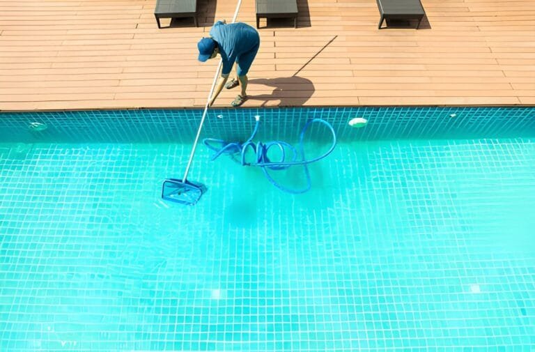 How to Manually Vacuum a Swimming Pool